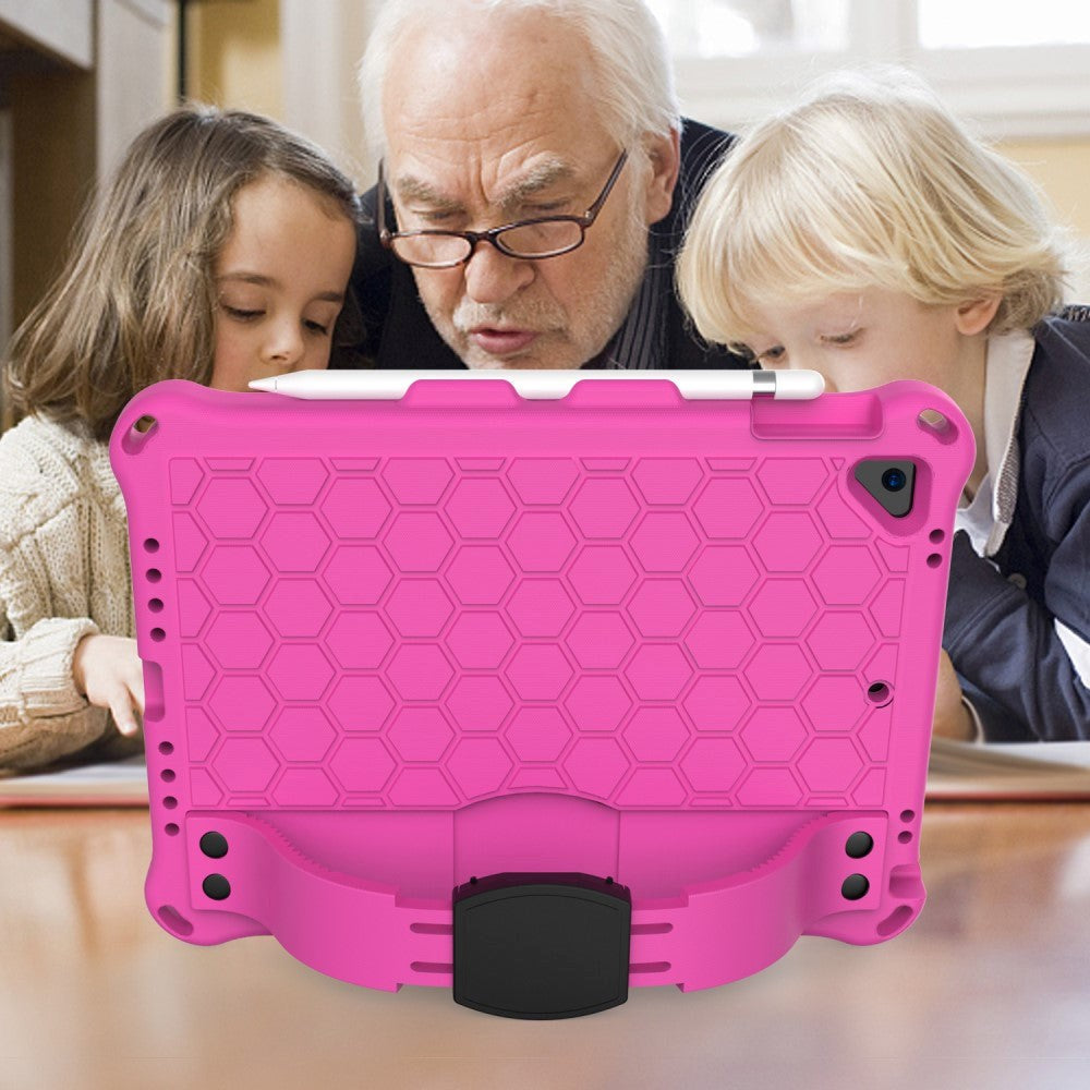 iPad (2018) / iPad (2017) / iPad Air / iPad Air 2 Kids Case w. Shoulder Strap - Beehive Pattern - Pink